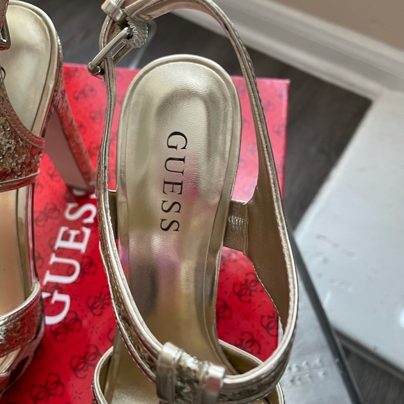 New Guess gold sequin INDRINA haircalf platform t strap sandals heels 6.5 - Picture 13 of 13